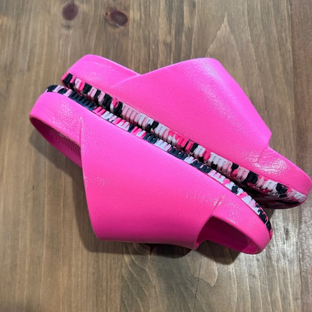 Nike Bright Pink Slides - Picture 2 of 3